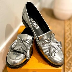 TOD’S Metallic Kilted Women’s Loafer in Silver - Size 8.5 - EUC